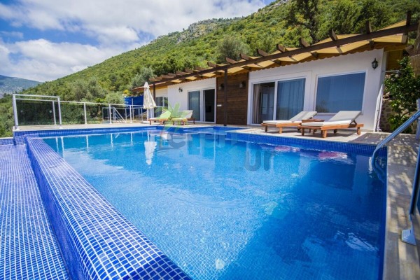 Kalkan Üzümlü Köyünde 4 Kişilik Manzaralı Tatil Villası