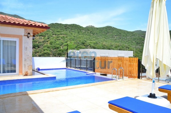Kaş Merkeze Yakın Doğa İçinde 4 Kişilik Tatil Villası